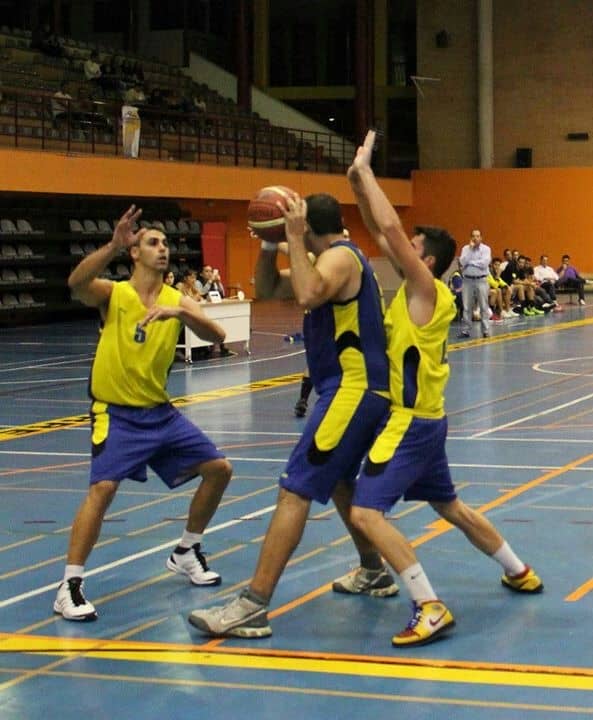 Partido entre los equipos senior del baloncesto alhaurino