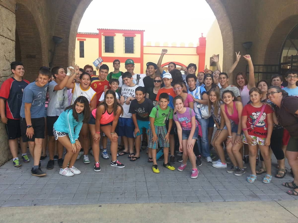 Más de doscientos jóvenes disfrutaron de una divertida jornada en Isla Mágica