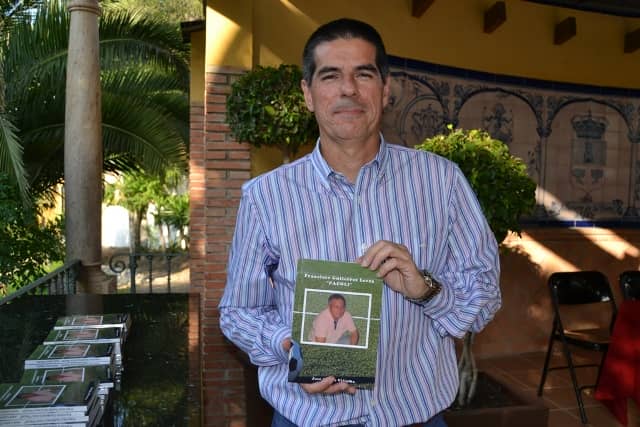 Presentado el libro de homenaje a ‘Pacoli’, figura histórica del fútbol en Alhaurín