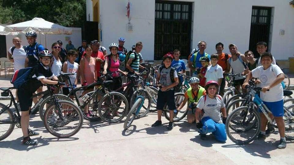 Unos cuarenta jóvenes completaron en bicicleta la Vía Verde de Olvera