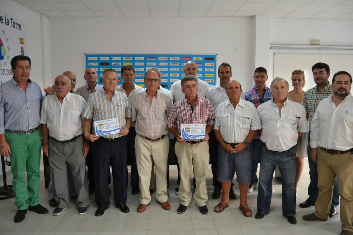 Homenaje del Alhaurín de la Torre, C. F. a sus diez socios más antiguos