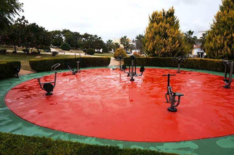 El Ayuntamiento instala un nuevo circuito biosaludable en el parque Juan Pablo II