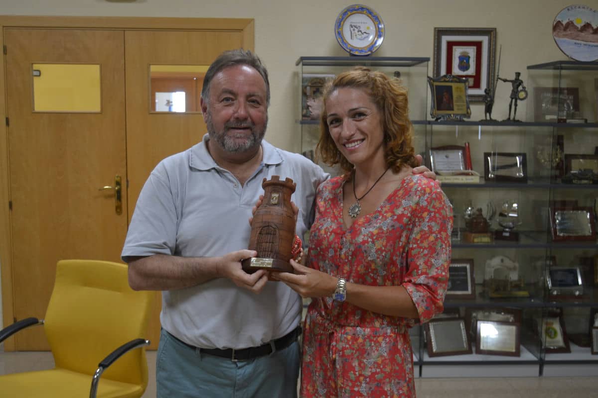 El alcalde recibe a la ganadora de la dura prueba  101 kilómetros de la Legión, Mariola García