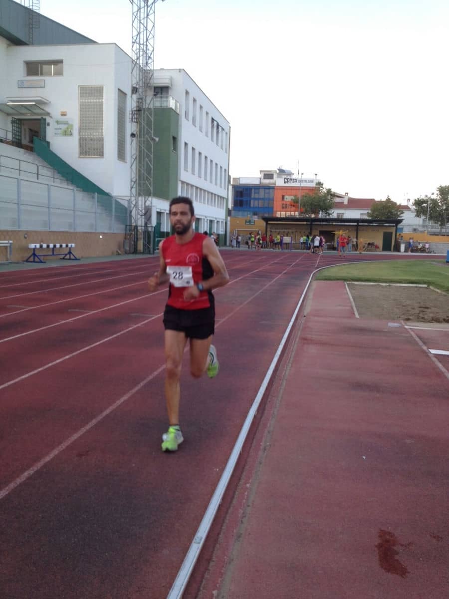Dos  atletas del  C.D. Alpino Jarapalos  en la XVII  edición  de los 10 Km  en pista  “día de San Juan “
