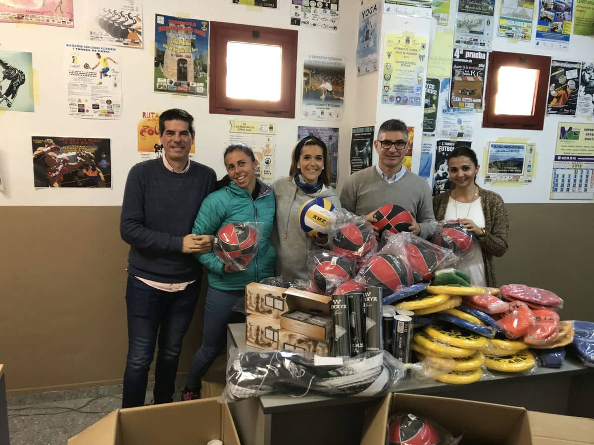 El Área de deportes entrega de nuevo material deportivo a los centros educativos del municipio