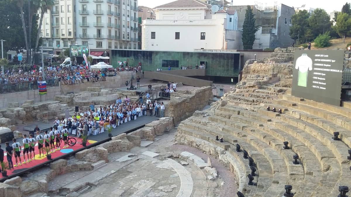 En estos momentos, se está presentando La Vuelta Ciclista en el Teatro Romano