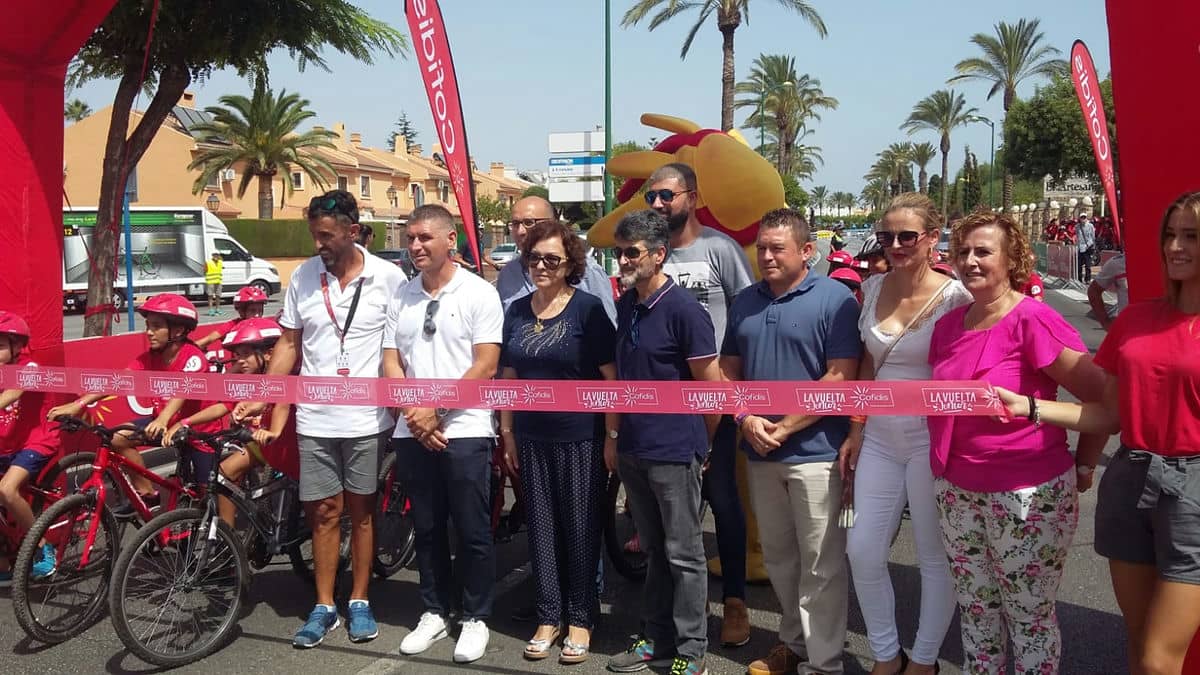 Comienza la Vuelta Junior. El concejal de deportes, Prudencio J. Ruiz y María, madre del gran Javier Otxoa, han hecho el corte de cinta.
