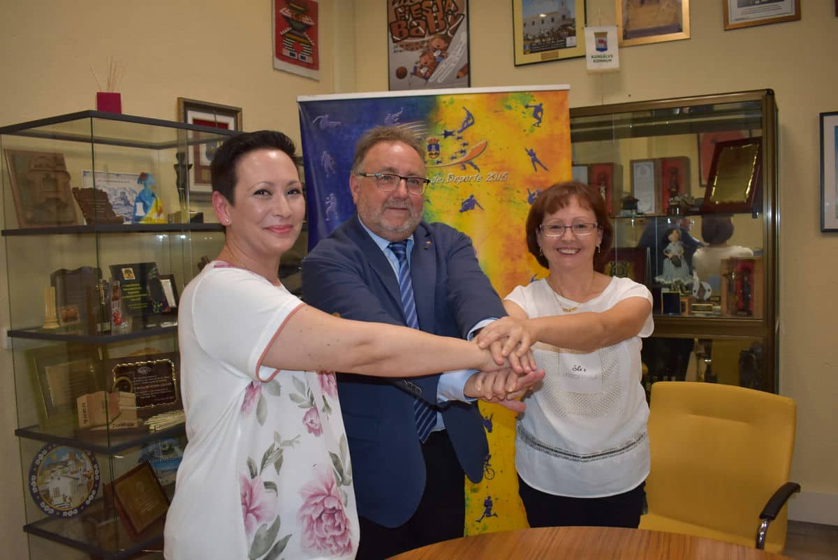 Acuerdo entre el Ayuntamiento y la AECC para dar becas deportivas a pacientes de cáncer