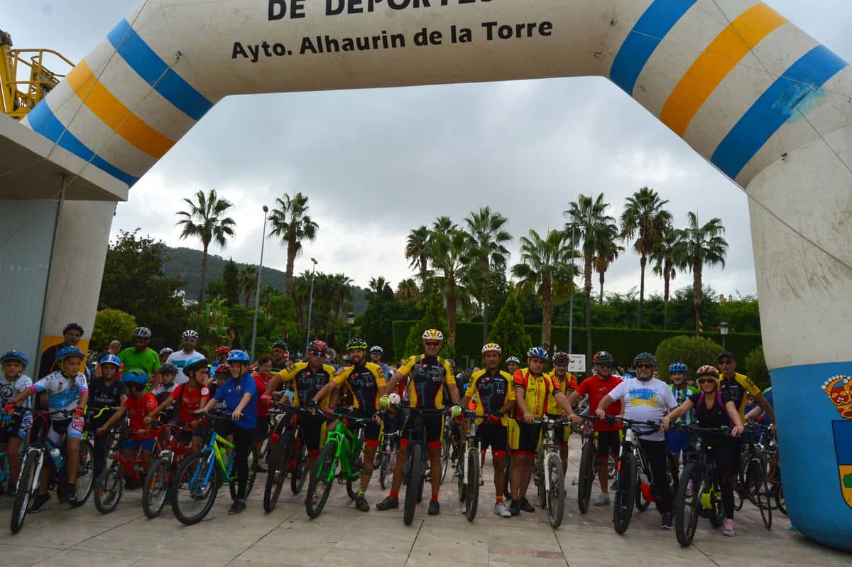 Ni la amenaza de lluvia ha frenado a grandes y peques que han salido a la calle a participar en el Día del Pedal