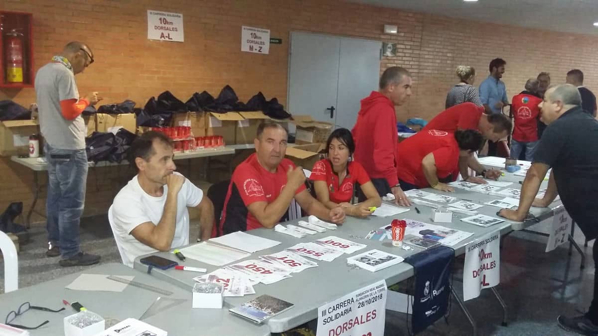 Alhaurín ya está listo para la III Carrera Solidaria de la Fundación Real Madrid. Los 950 participantes están recogiendo en estos momentos sus dorsales.
