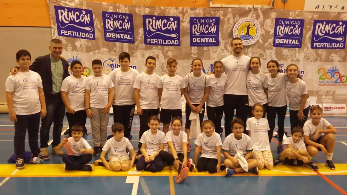Quieres comprobar cómo se lo pasan en la escuela de balonmano?