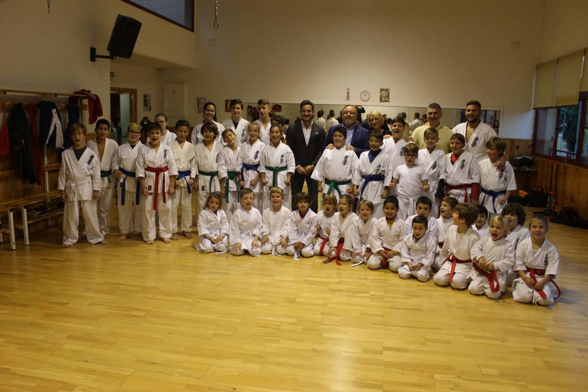 El subcampeón del mundo de Karate departe  con los niños de la escuela municipal