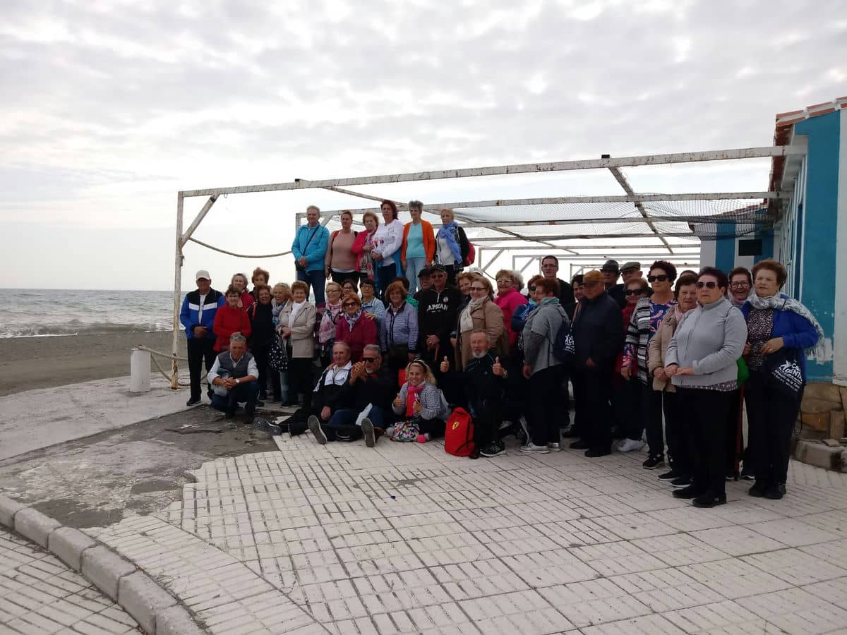 Medio centenar de mayores de Alhaurín de la Torre visitaron la Senda Litoral