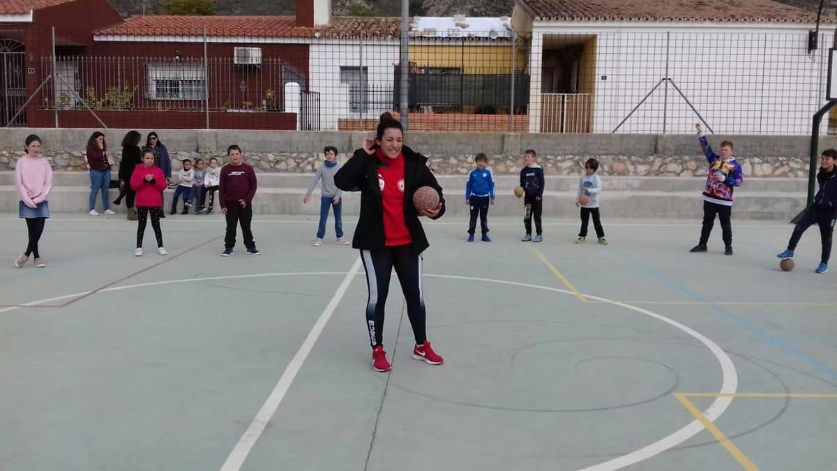 La escuela de balonmano de Alhaurín de la Torre cierra su periplo por los colegios del municipio