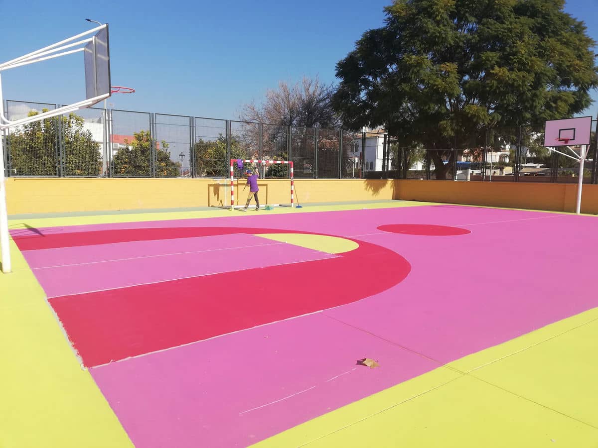 Comienzan los trabajos para pintar con coloridos diseños las pistas deportivas de Alhaurín de la Torre