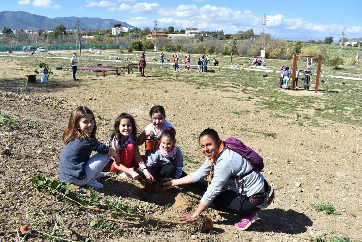 Los colegios de Alhaurín de la Torre colaboran en la mejora y embellecimiento del circuito de cross