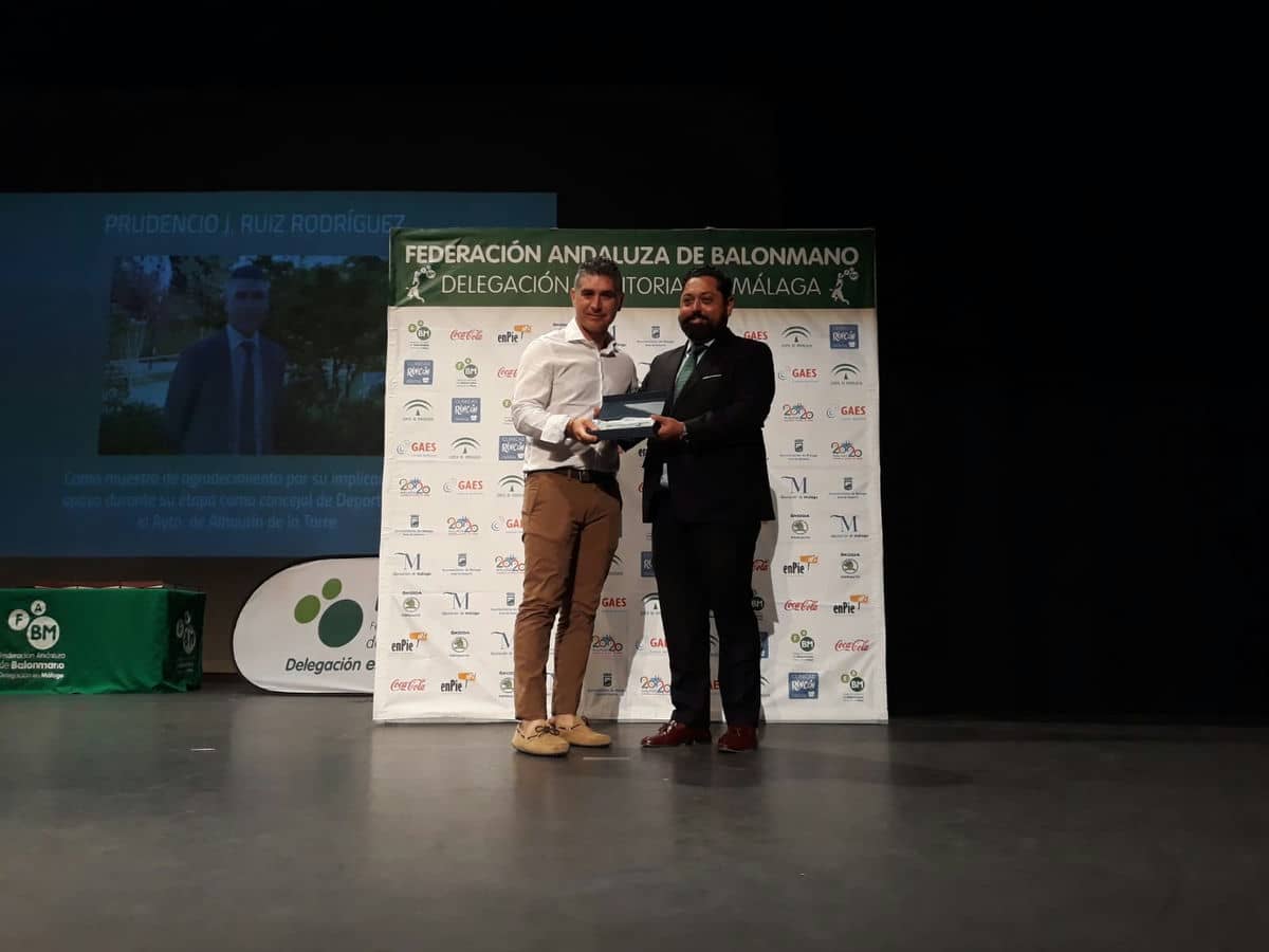 La Federación Andaluza de Balonmano premia la labor del edil de deportes