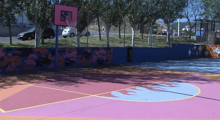 ‘Jugando en colores’ continúa convirtiendo las pistas polideportivas en verdaderos lienzos