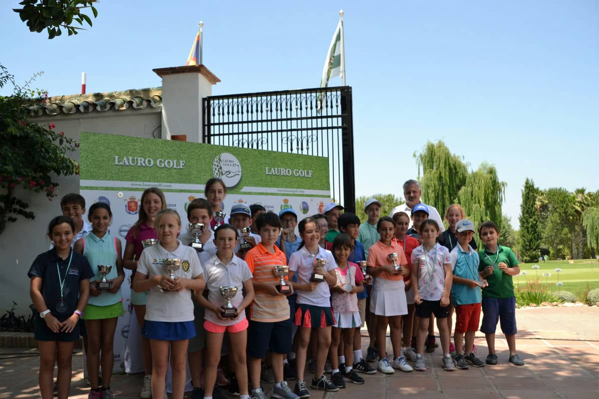 Alrededor de 80 jugadores de hasta 13 años participan en el Pequeciruito organizado por Lauro Golf Resort.