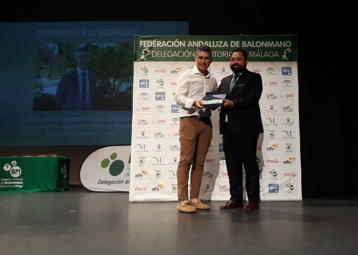 El balonmano provincial premió al Ayuntamiento de Alhaurín de la Torre y a su concejal de Deportes, Prudencio J. Ruiz