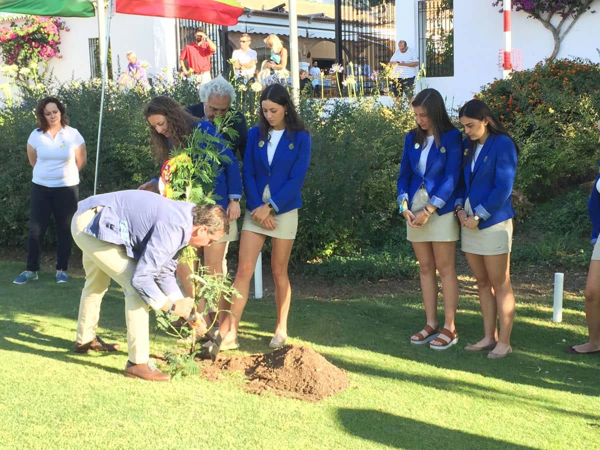 Celia Barquín es homenajeada con un árbol durante el Campeonato de España de Federaciones Autonómicas Femenino