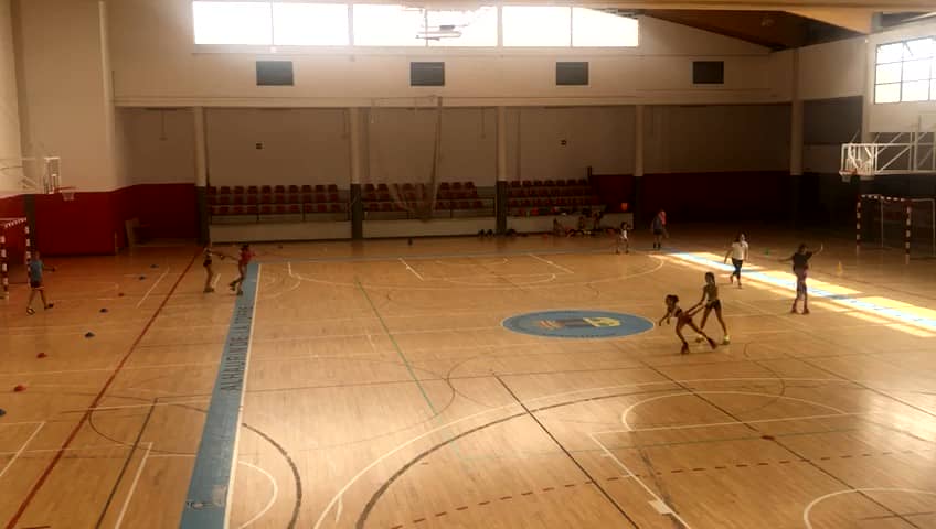 El club de patinaje artístico continúa con las actividades de su campamento de verano. Esta mañana patinaban así en Blas Infante