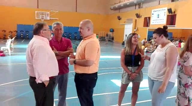 Nuestro alcalde, Joaquín Villanova, y nuestro concejal de deportes Francisco José Sánchez, visitan el campamento de verano del Polideportivo El Limón.