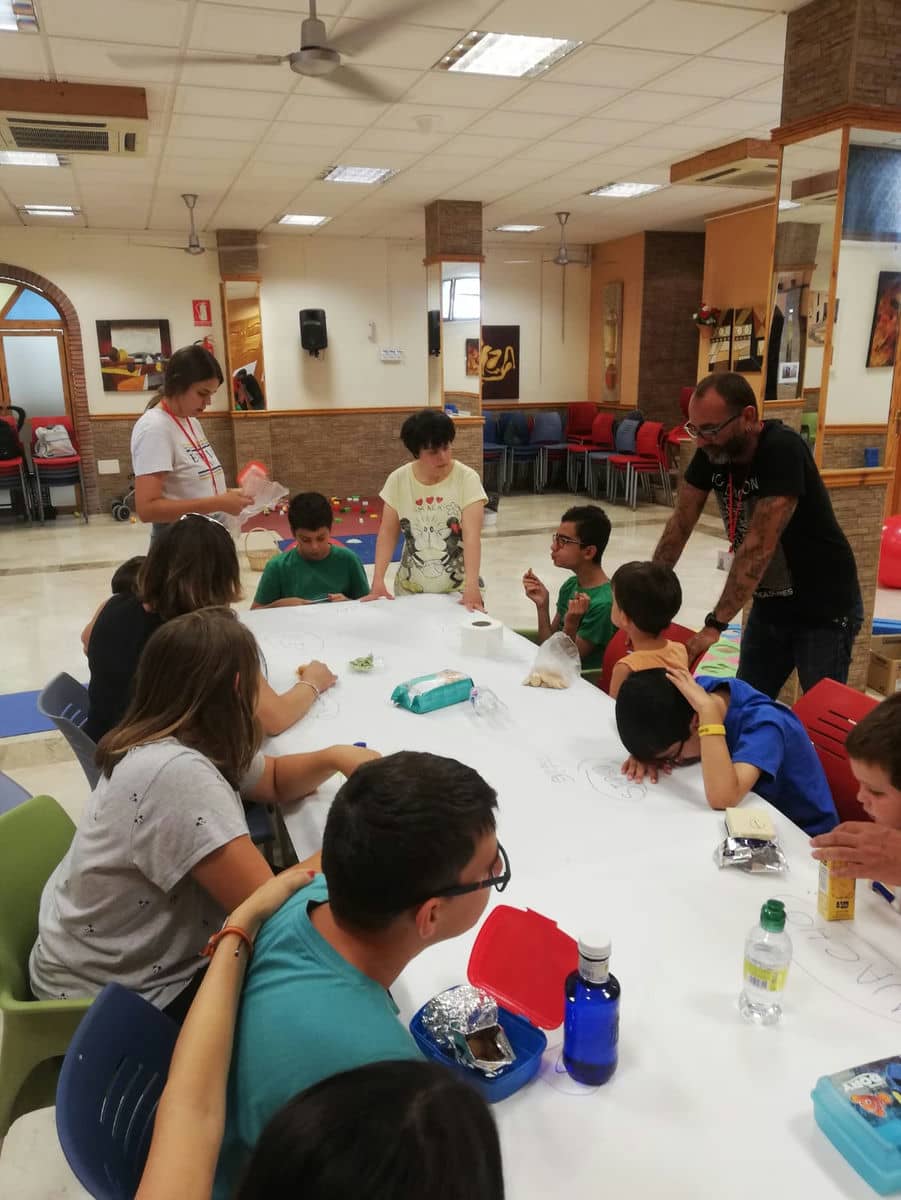 Los chicos y chicas con diversidad funcional disfrutan también de su campamento de verano en el Centro del Mayor