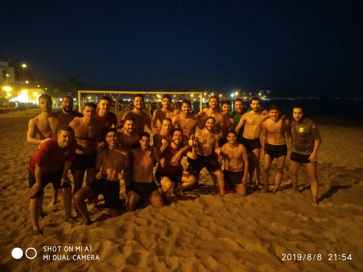 La plantilla del Alhaurín de la Torre C.F. se va a la playa para hacer un entrenamiento de verano