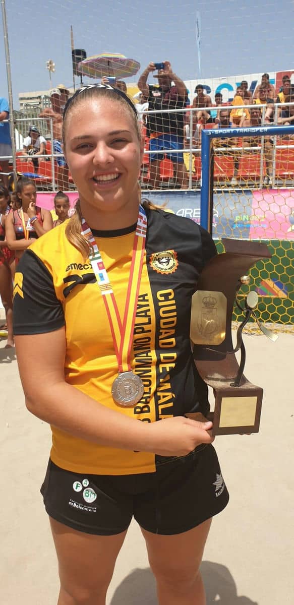 La alhaurina Claudia Romero gana con su equipo la plata en el XXI Campeonato de España de Balonmano Playa