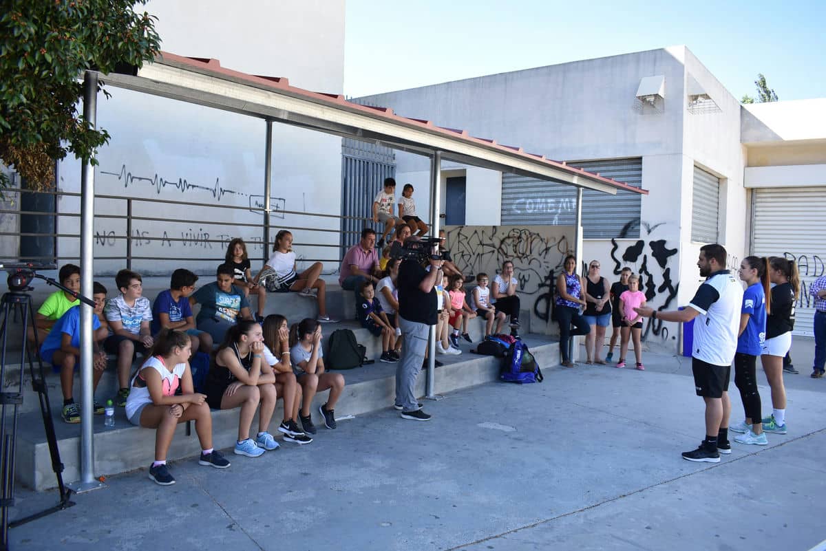 La Escuela de Balonmano arranca su actividad en el IES Capellanía bajo la dirección del entrenador de Rincón Fertilidad