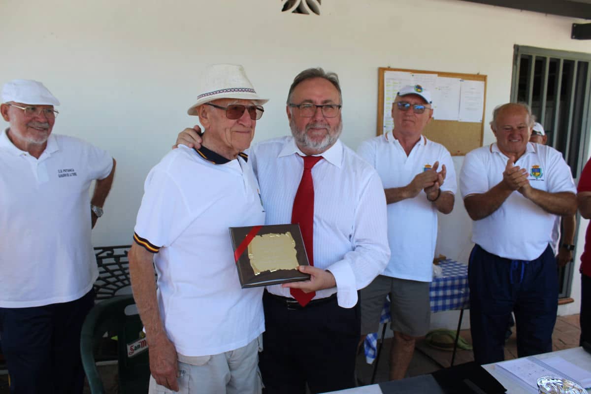 Emotivo homenaje a Juan Herrera, uno de los miembros más longevos del club de petanca