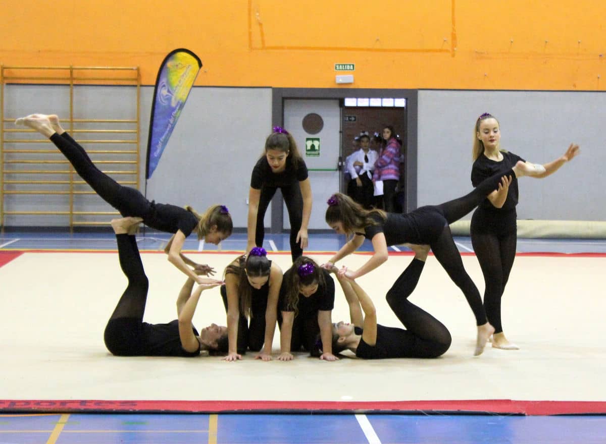 El Pabellón El Limón acogió una espectacular exhibición de la gimnasia rítmica