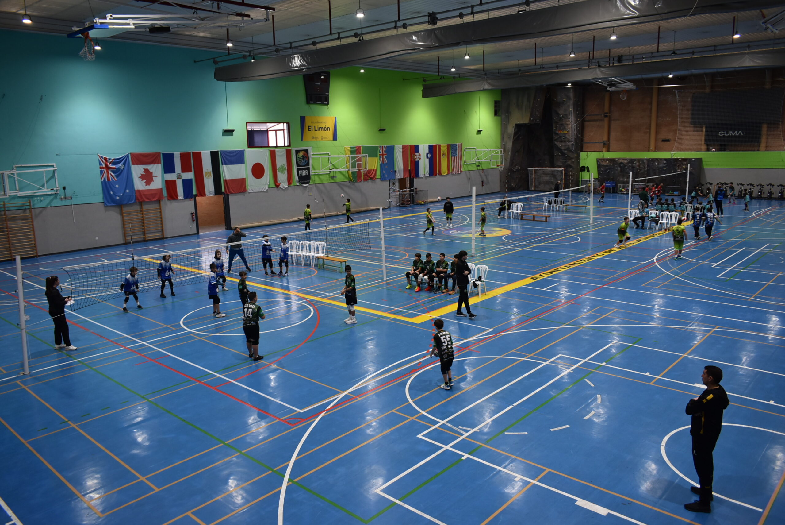 El Polideportivo El Limón acoge la concentración de numerosos equipos de voleibol de la provincia