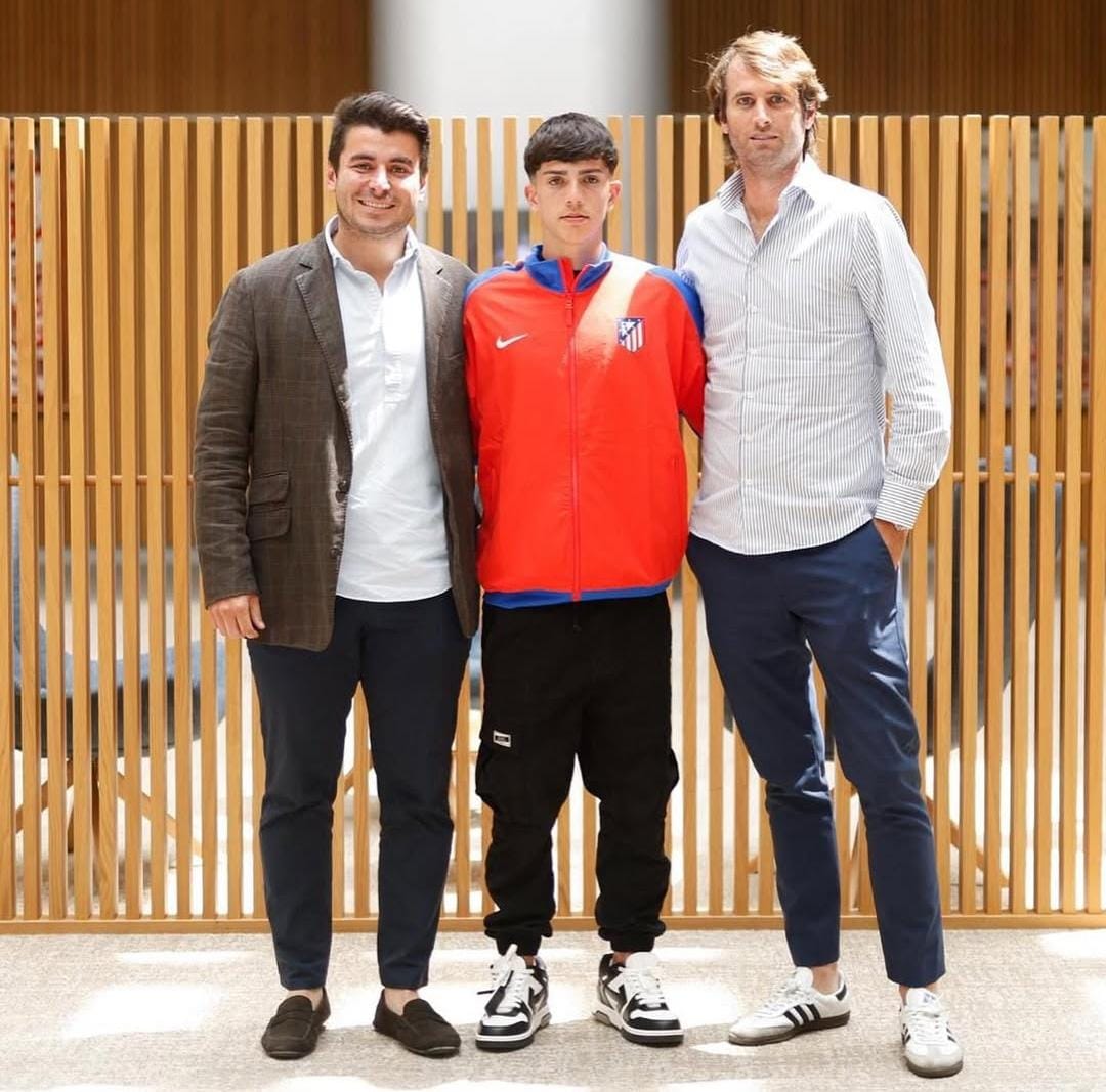 Guillermo Trujillano firma su primer contrato profesional con el Atlético de Madrid
