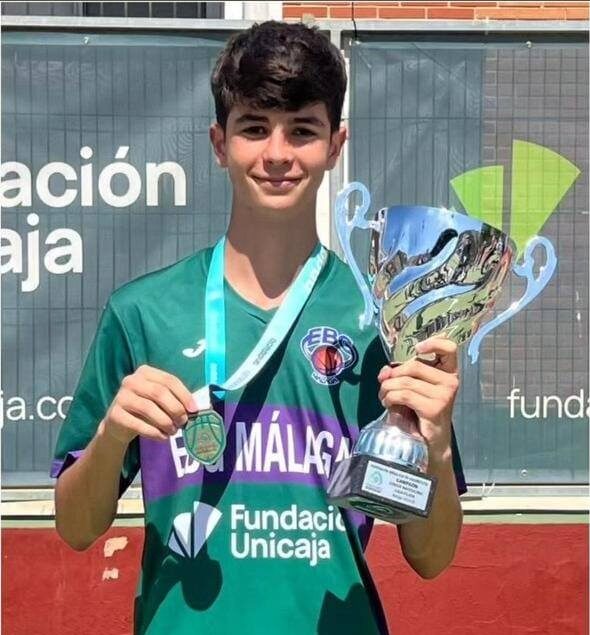Alejandro Díaz Ocaña, campeón Júnior en Liga Plata con su equipo, EBG´08