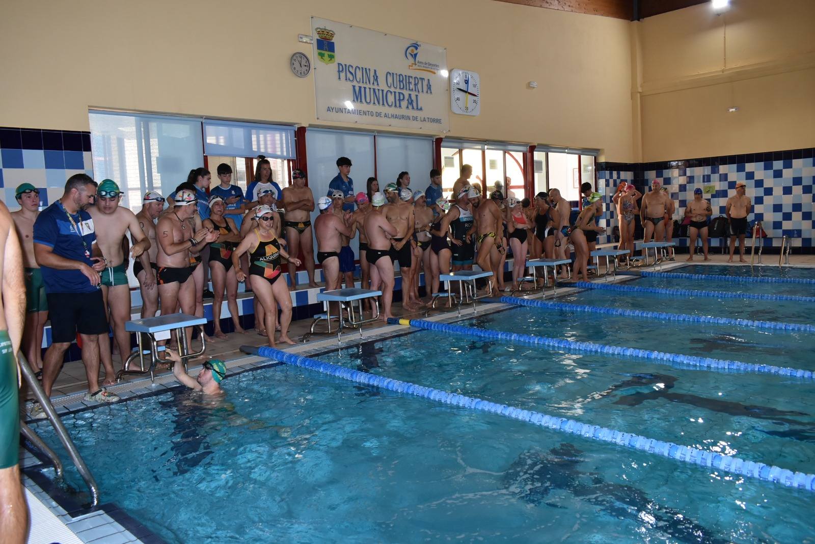 Más de 100 deportistas se dan cita en el II Swim 100 x 100 celebrado en Alhaurín de la Torre