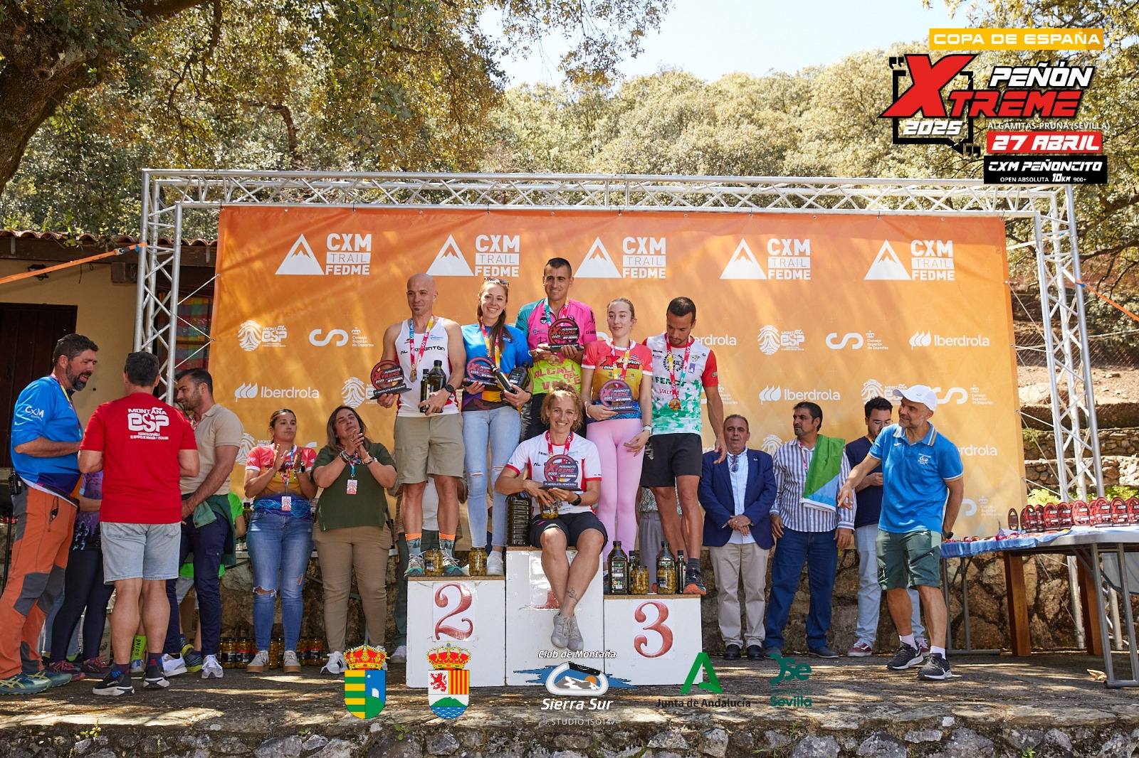 Mariola García Moreno y Eduardo Ramírez Lafuente en el podio de la CxM Peñón Xtreme