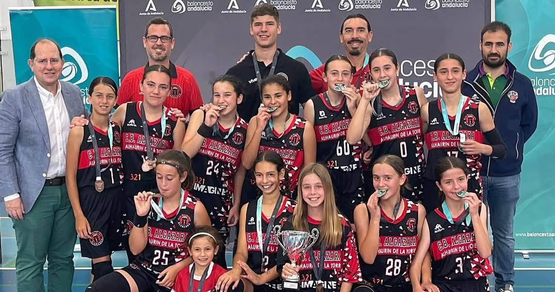 Las chicas del Mini Femenino Negro del CB Algazara conquistan el bronce
